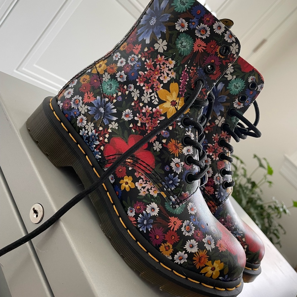Flower Dr. Martens, size 6